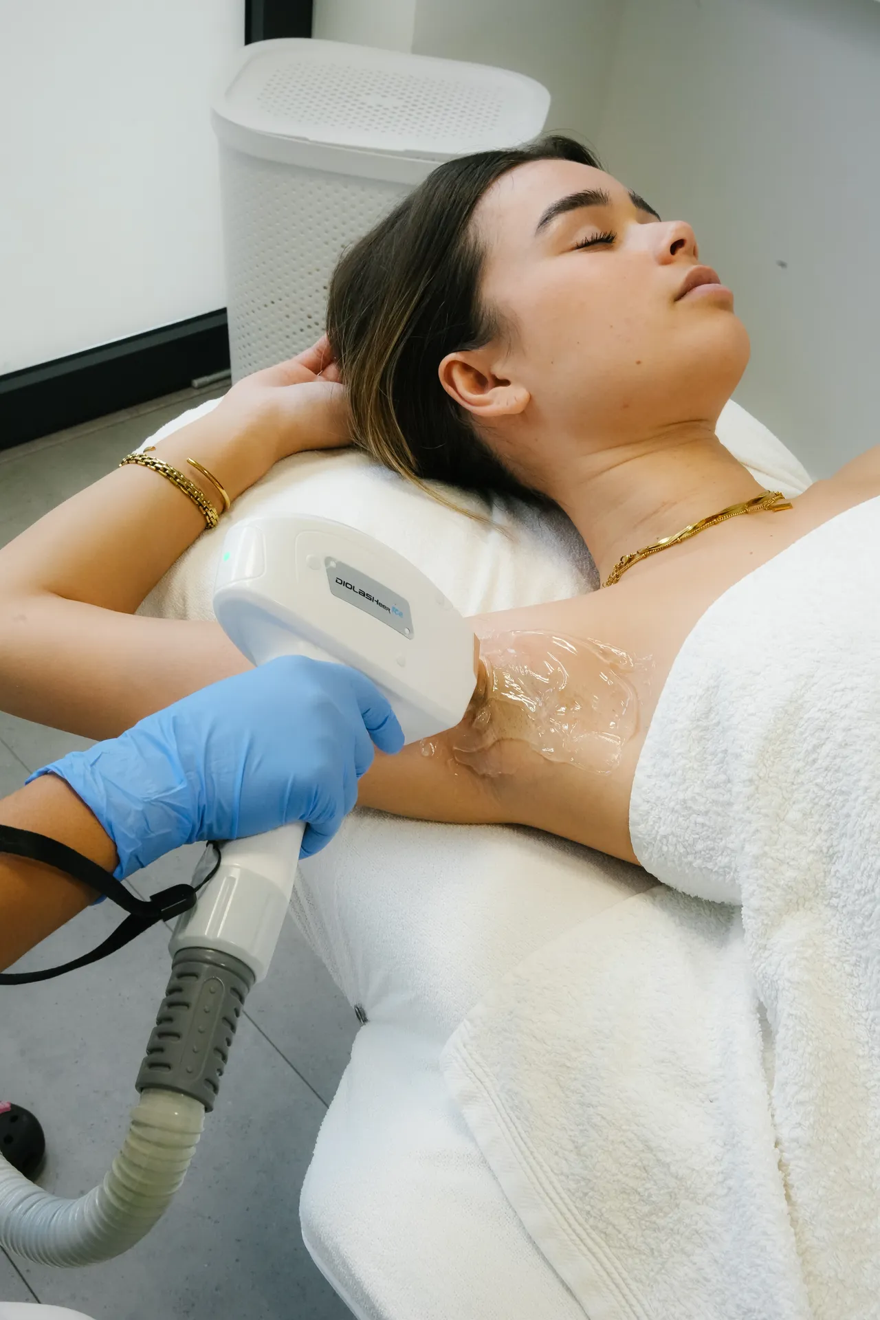 Diode Ice Triplewave laser (DiolaSheer Ice) in actie tijdens een behandeling bij Totalcare Laserclinic Middelburg