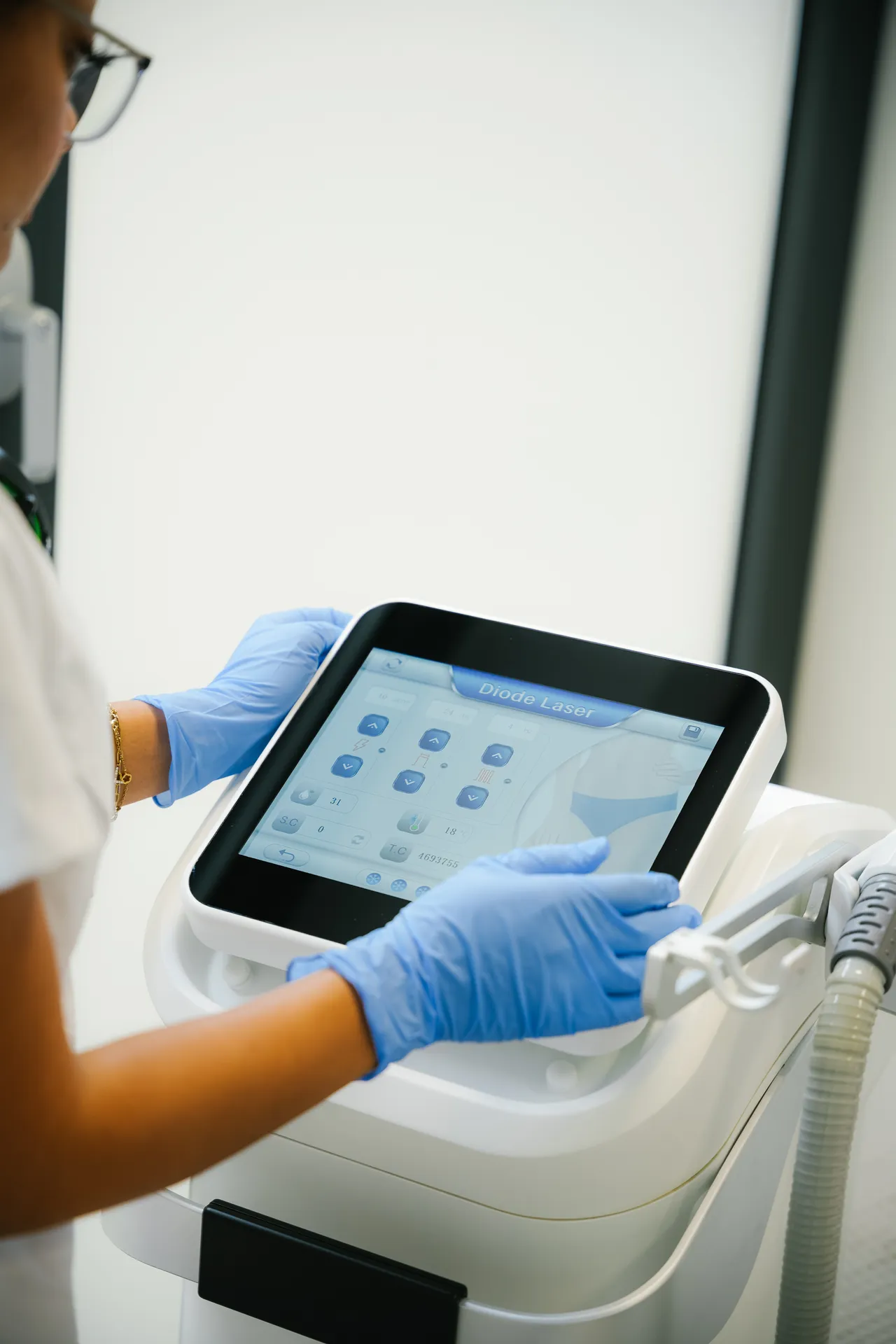 Diode Ice Triplewave touchscreen tijdens het instellen van een behandeling bij Totalcare Laserclinic